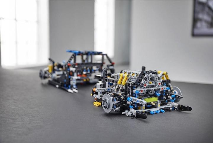 Actual product image LEGO Bugatti Chiron (42083, LEGO Technic, LEGO Rare Sets)
