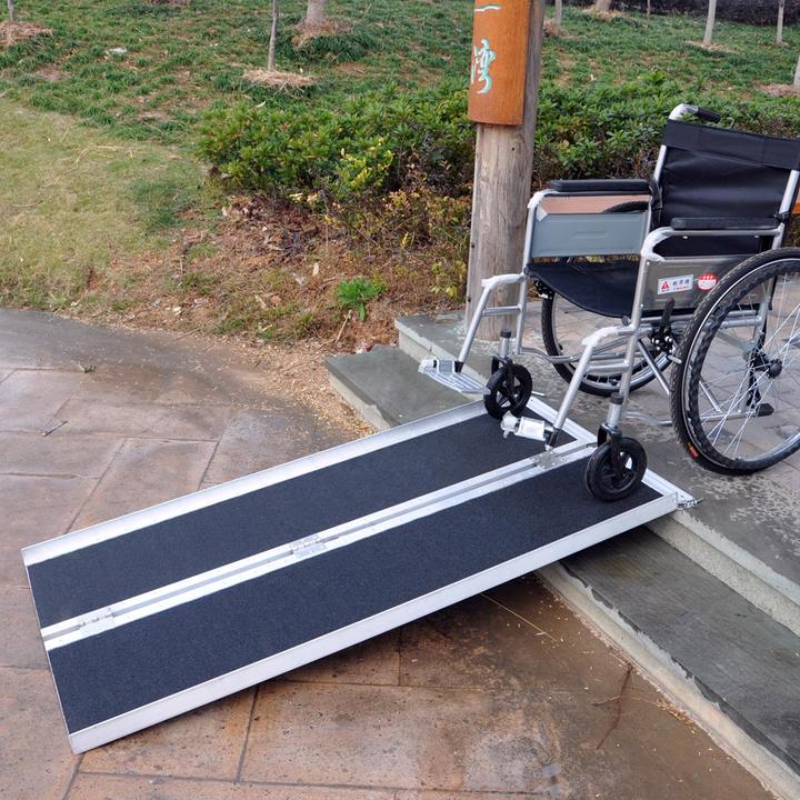 Produktbild Wiltec Rollstuhlrampe faltbar 122cm 270kg Rollstuhl Alu Rampe rutschfest mobil