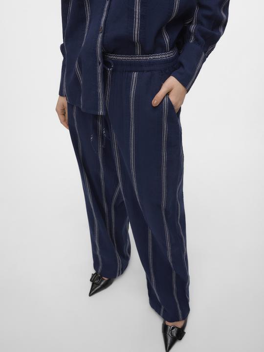 Actual product image Vero Moda VMHERDIS trousers Trousers (S)