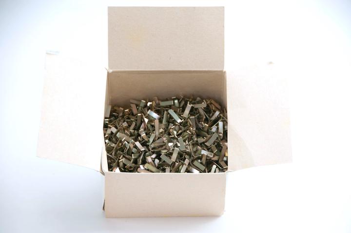 Produktbild Alco Musterbeutelklammer Flachkopf 4 x 16 mm (B x L) Metall vermessingt messing 1.000 St./Pack. (1 x)