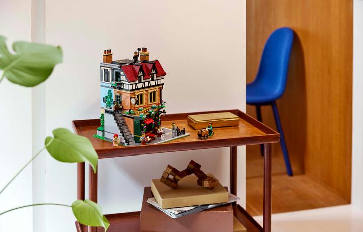 Actual product image LEGO Tudor-style corner house (10350, LEGO Icons, LEGO Rare Sets)