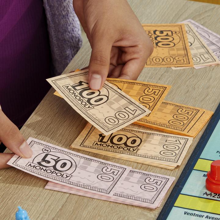 Actual product image Komelon Monopoly Knockout Family Party Game, Quick-Playing Board Games for Ages 8+, 2-8 Players, 20 Mins. (Finnish)