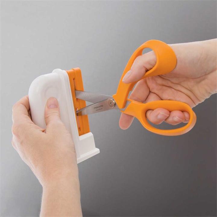 Image du produit Fiskars Aiguiseur de ciseaux universel de bureau (198620)