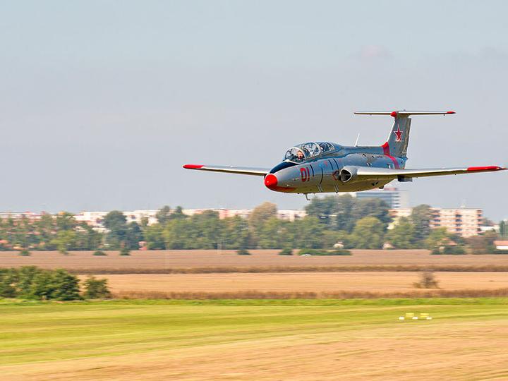 Image du produit Smartbox Dans le ciel de Slovaquie : vol de 30 minutes à bord d'un avion de chasse L-29 DELFIN (1 pers.)