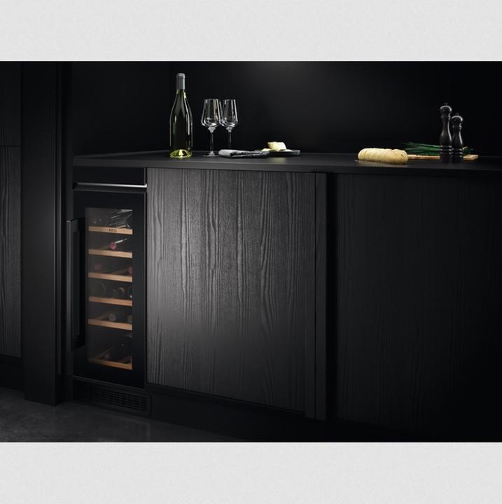 Actual product image AEG AWUS020B5B 5000 wine temperature control cabinet / up to 20 bottles