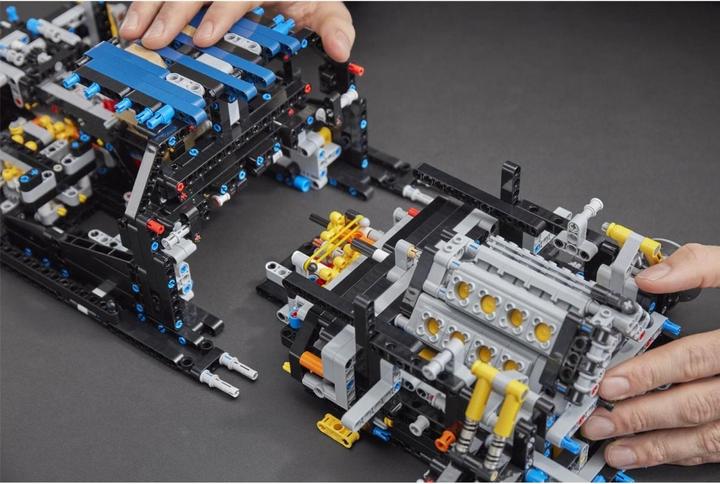 Actual product image LEGO Bugatti Chiron (42083, LEGO Technic, LEGO Rare Sets)