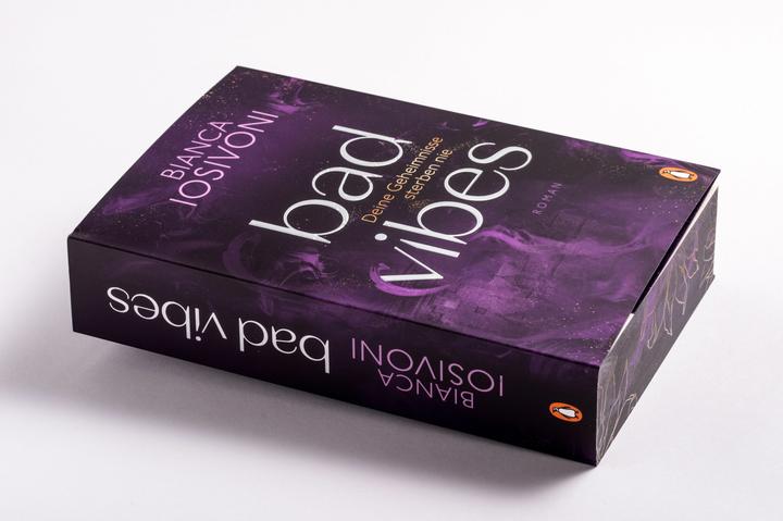 Actual product image BAD VIBES. Deine Geheimnisse sterben nie (German, Bianca Iosivoni, 2025)