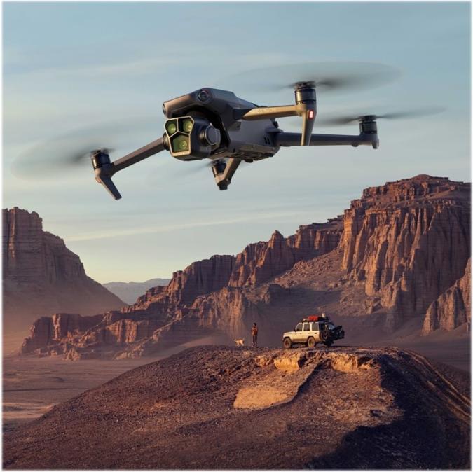 Produktbild DJI Mavic 3 Pro Fly More Combo inkl. RC Pro (43 min, 958 g, 20 Mpx)