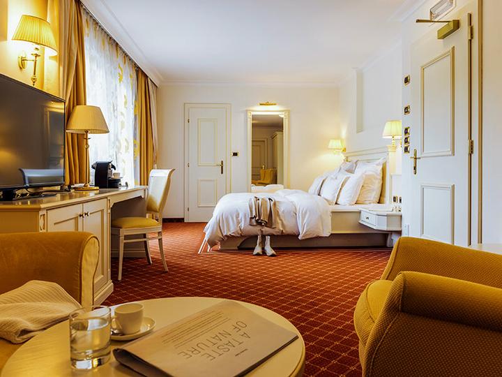 Actual product image Smartbox Valentine's Day: 2 days in a 3* or 4* hotel with dinner and spa for 2 lovers (2 pers.)