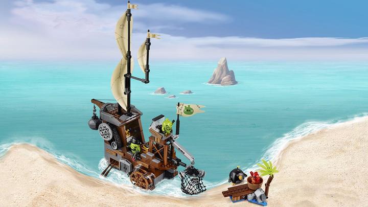 Actual product image LEGO Angry Birds Piggy Pirate Ship (75825)