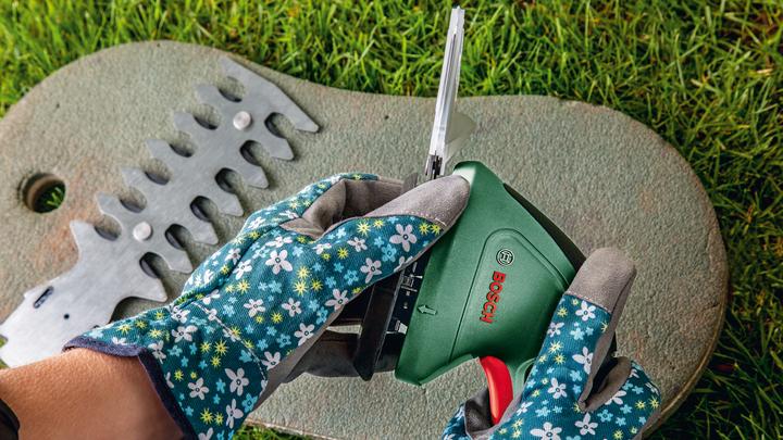 Produktbild Bosch Home & Garden EasyShear (Akkuheckenschere)