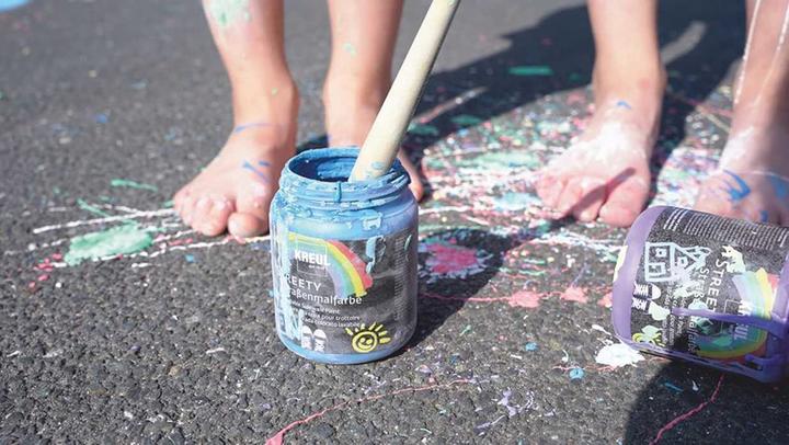 Produktbild Kreul Streety Strassenmalfarbe (Ringelsockenrot, Wolkenweiss, Luftballonlila, Badelatschenblau, Gummientengelb, 6 x)
