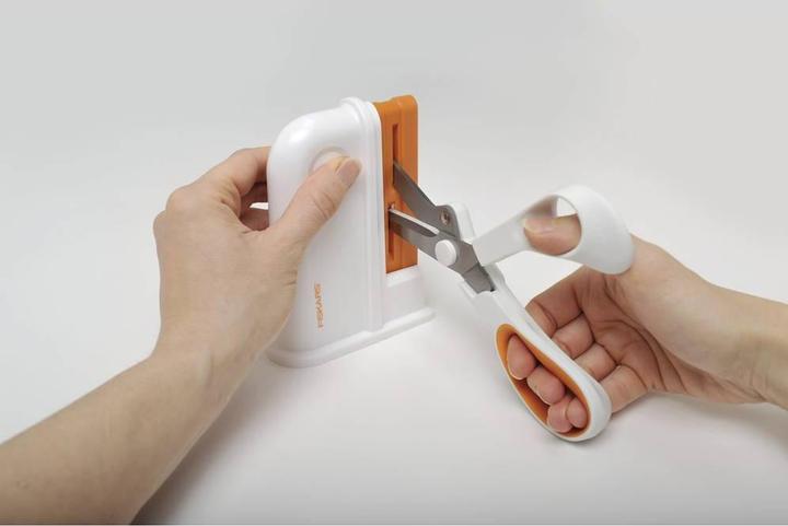 Image du produit Fiskars Aiguiseur de ciseaux universel de bureau (198620)