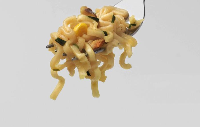 Produktbild Knorr Pasta Snack Carbonara Becher, Teigwaren mit cremiger Sauce & Speck, in 5 Minuten zubereitet (88 g)