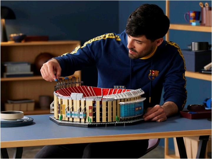 Actual product image LEGO ICONS CAMP NOU - FC BARCELONA 10284 (10284, LEGO Creator Expert, LEGO Rare Sets)