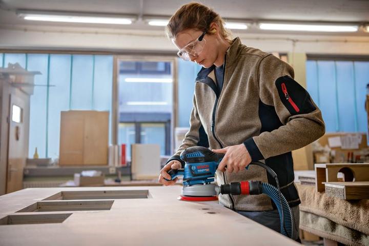 Actual product image Bosch Professional Random orbital sander GEX 40-150 with 1 x multi-hole sanding sheet C470 (Eccentric grinder, 400 W)
