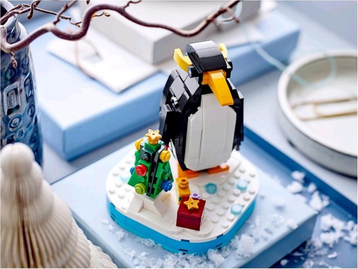 Actual product image LEGO Christmas penguin (40498, LEGO Icons, LEGO Rare Sets)