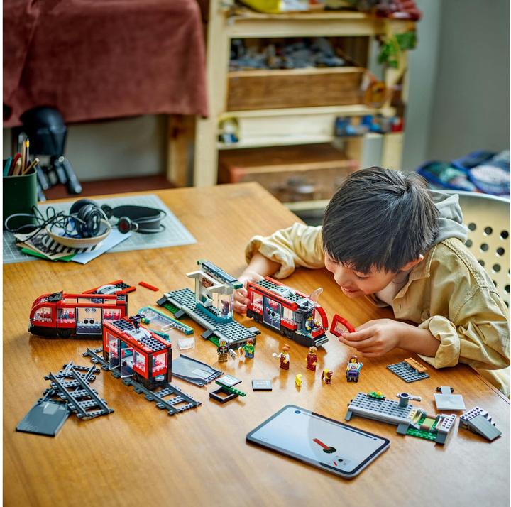 Produktbild LEGO Strassenbahn mit Haltestelle (60423, LEGO City)