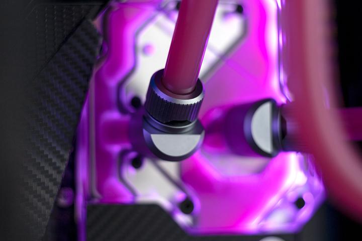 Image du produit EKWB Coude EK-Quantum 90 degrés G1/4 pouce mâle à G1/4 pouce femelle - rotatif, Satin Tita
