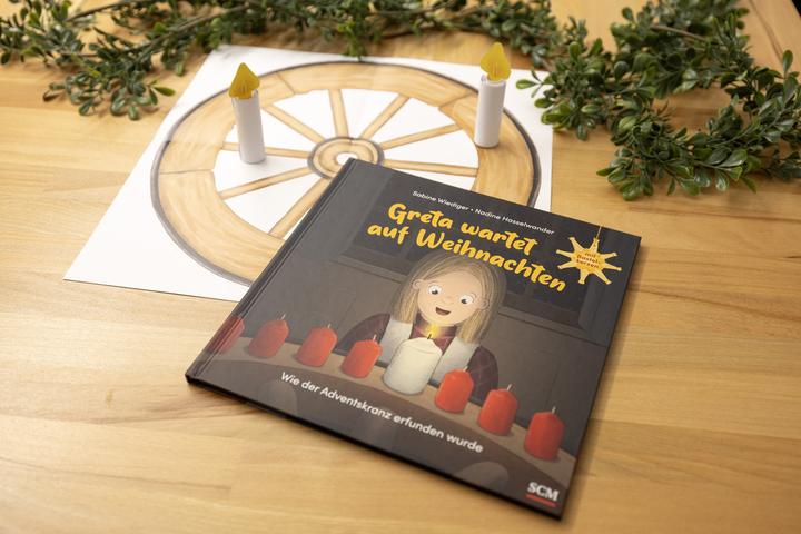 Image du produit Greta wartet auf Weihnachten - Wie der Adventskranz erfunden wurde (Allemand, Nadine Hasselwander Sabine Wiediger, 2024)