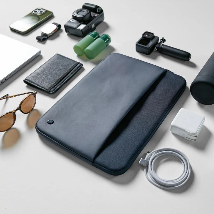 Actual product image Incase A.R.C. Sleeve for 16-inch Laptop - Navy (16", Universal)