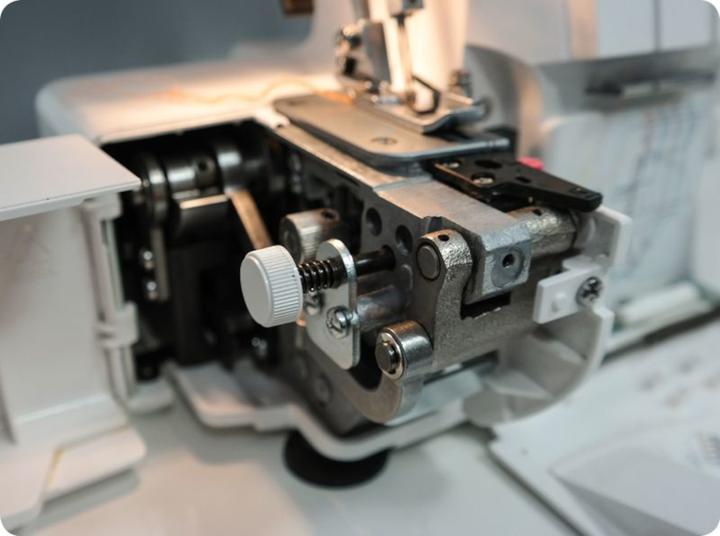 Produktbild W6 Overlock Nähmaschine N 454D