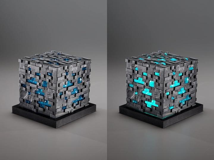 Produktbild Noble Collection Minecraft Replik Illuminating Diamond Ore Cube 10 cm