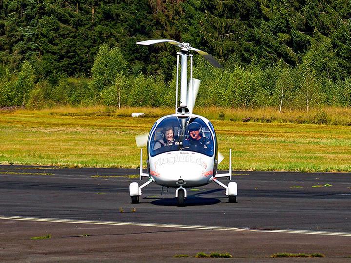 Immagine prodotto Smartbox Volo di prova in autogiro con presa di controllo nei pressi di Colonia (1 pers.)