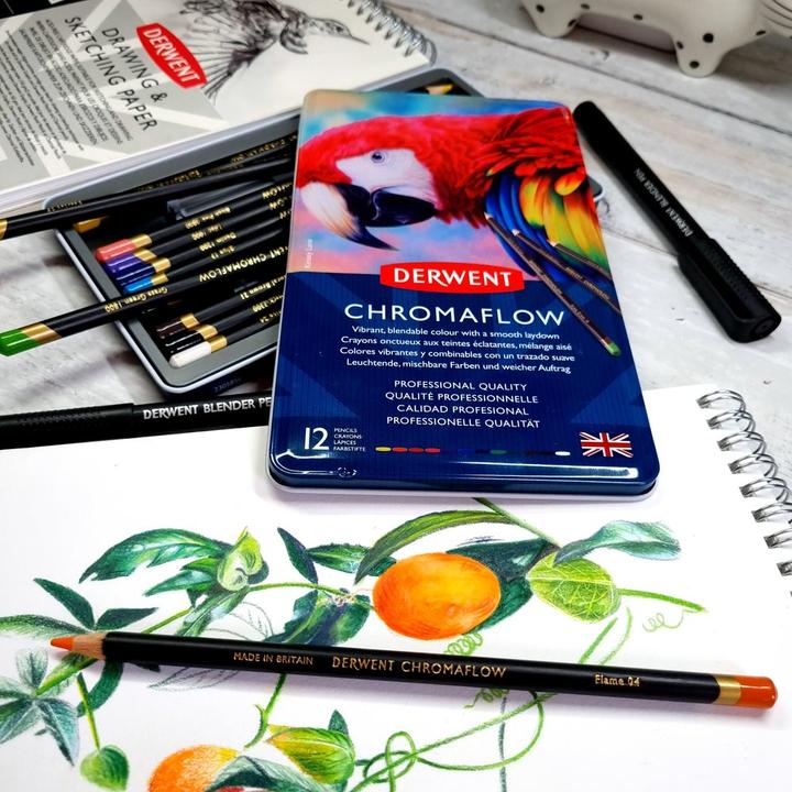 Produktbild Derwent Chromaflow Buntstifte (Blush Pink, Flame, Natural Brown, Scarlet, grass green, Denim, Sun Yellow, Blue, Basil, Black, Lilac, White, 12 x)