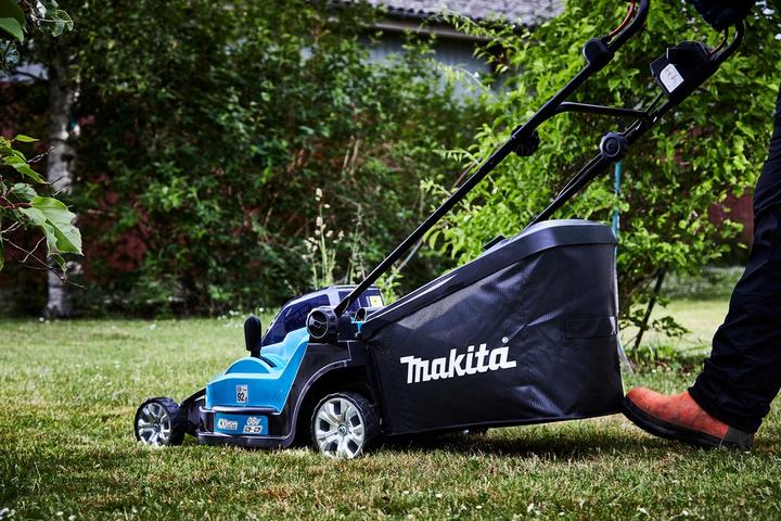 Actual product image Makita DLM432PT2 Cordless lawn mower 2X18V, 43cm, 2X5.0Ah Li-Ion DC18RD, 3 (Rechargeable battery operated)
