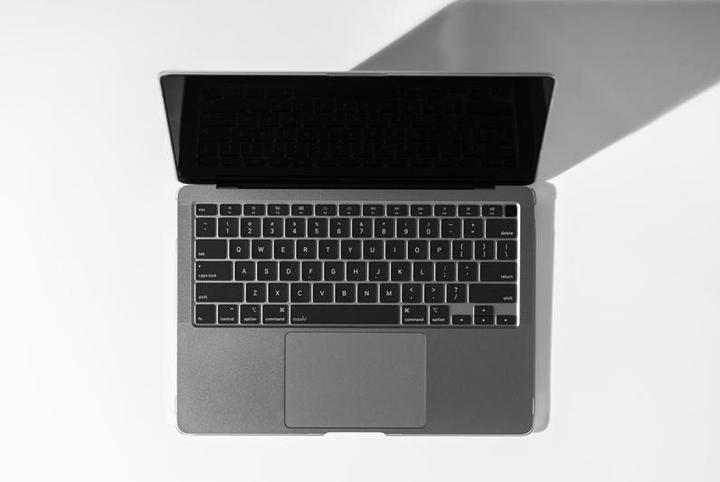 Actual product image Moshi ClearGuard (17.91")