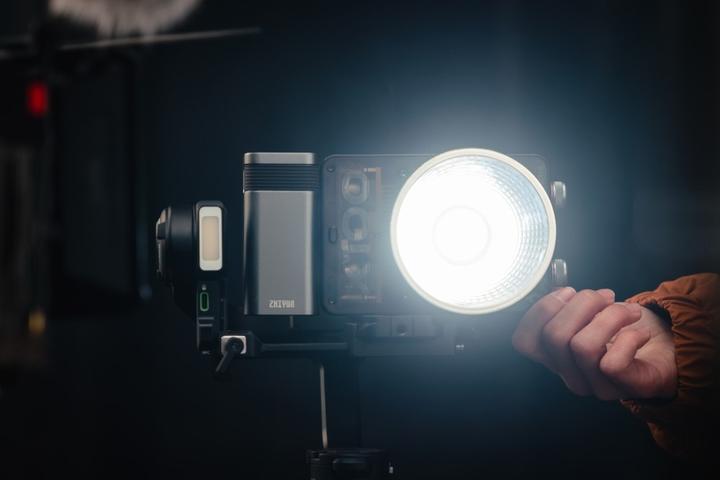 Actual product image Zhiyun Molus X100 Pro Black (Studio light)