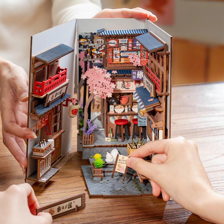 Actual product image Robotime Bausatz Sakura's Weinstrasse, Modell Art: Book Nook
