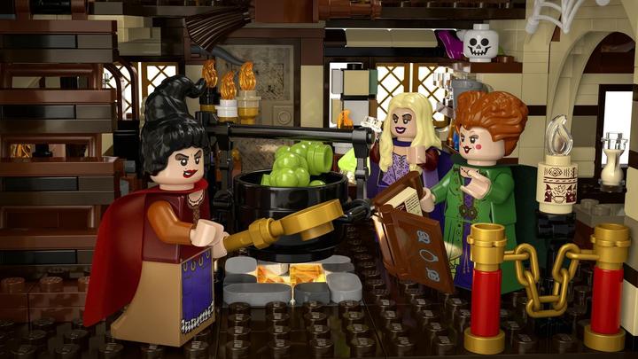 Image du produit LEGO Disney Hocus Pocus: The Sanderson Sisters' Cottage (21341, LEGO Ideas, LEGO difficiles à trouver)