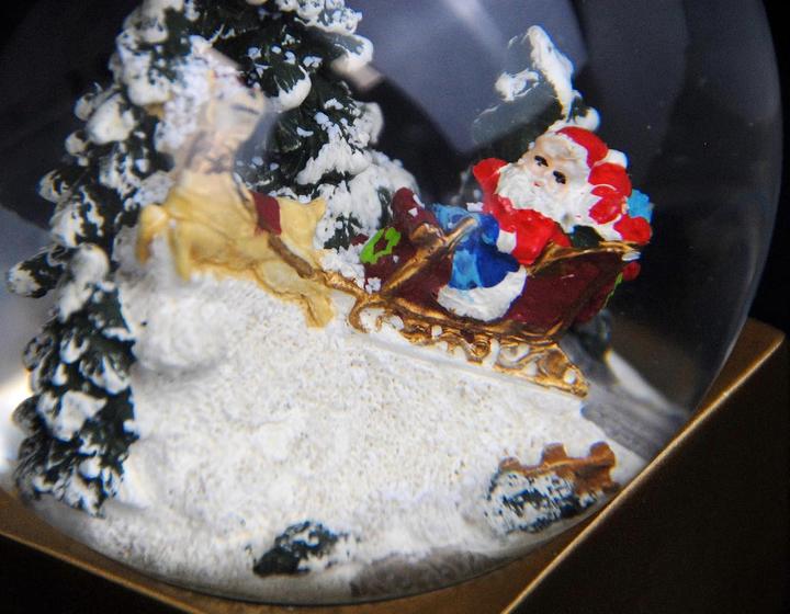 Produktbild Minimum Collection Schneekugel "Weihnachts-Santa im Rentier Schlitten im Winterwald"