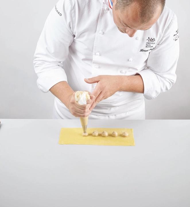 Produktbild Grundlagen-Kochbuch: Die hohe Schule des Kochens. Grundlagen, Techniken, Rezepte. Es beginnt mit (Deutsch, Institut Paul Bocuse, 2021)