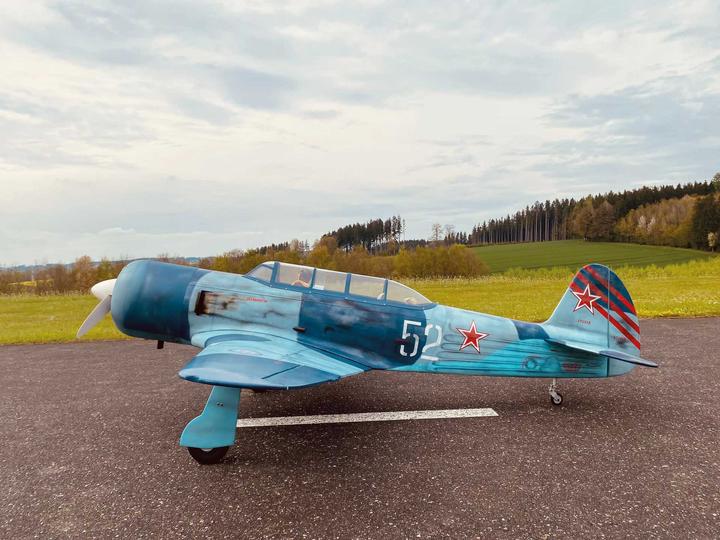 Produktbild Black Horse Yak 11 / 2350mm ARF Warbird mit elektrischem Einziehfahrwerk ( BH187 ) (Warbird)