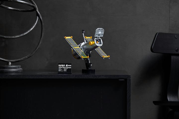 Actual product image LEGO NASA Space Shuttle Discovery (10283, LEGO Rare Sets)