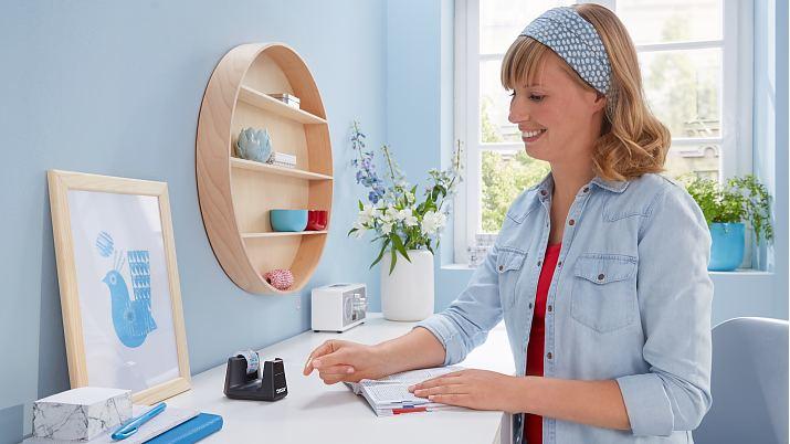 Image du produit tesa Dérouleur de ruban adhésif EASY CUT SMART pour tables, avec technologie antidérapante, y compris 1