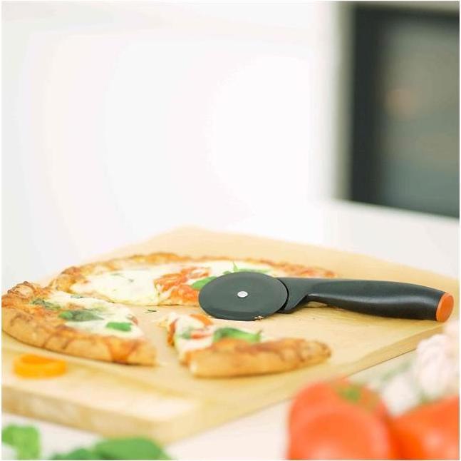 Actual product image Fiskars Functional shape pizza knife