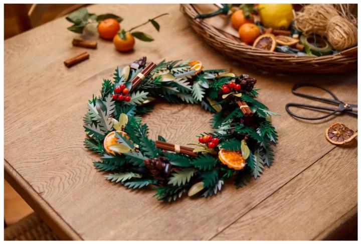 Actual product image LEGO Christmas wreath (10340, LEGO Icons)