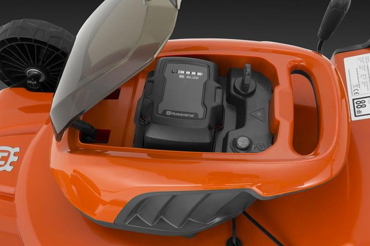 Actual product image Husqvarna LC 142i (Rechargeable battery operated)