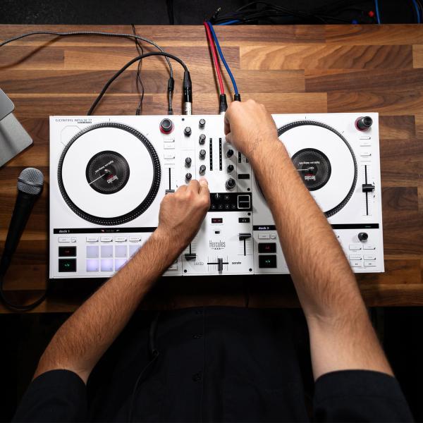 Actual product image Hercules DJ Control Inpulse T-7 DJ-Controller Weiss mit Tasche und Tuch