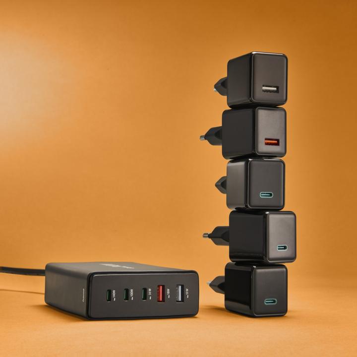 Actual product image Hama Charging station 5 ports, GaN, fast charger, 3xUSB-C, 2xUSB-A, PD, 140 W, SW (140 W)