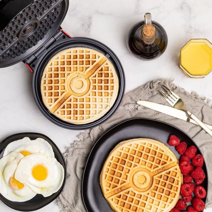 Actual product image Uncanny Brands Pokemon Waffle Maker Pokeball (EU plug)