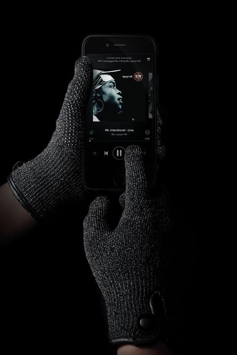 Actual product image Mujjo Single layer touch screen (S)