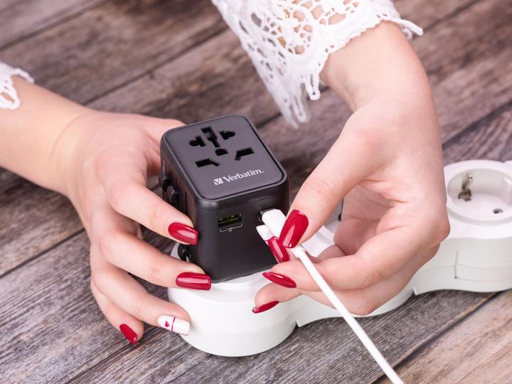 Produktbild Verbatim Universal Travel Adapter with 1 x USB-C PD 20W / 1 x USB-A QC 3.0