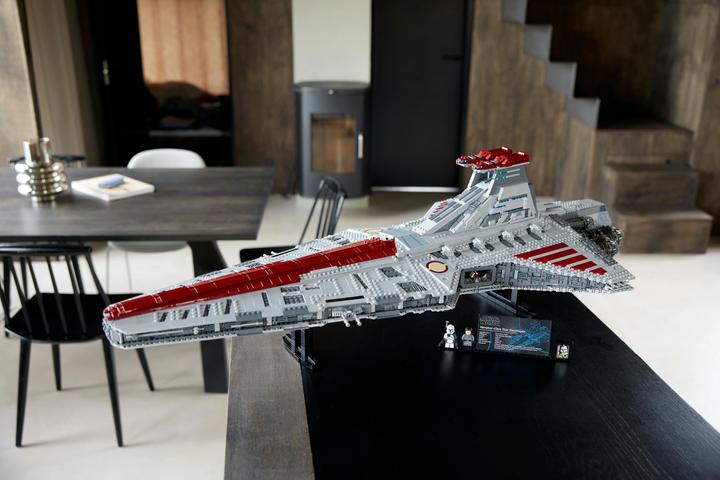 Actual product image LEGO UCS Venator-class Republic Attack Cruiser (75367, LEGO Star Wars, LEGO Rare Sets)