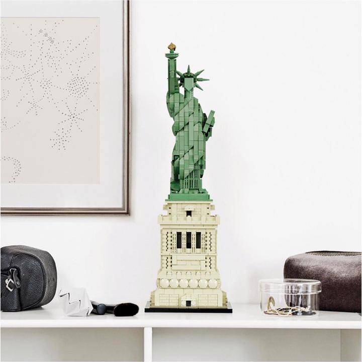 Actual product image LEGO Statue of Liberty (21042, LEGO Architecture)