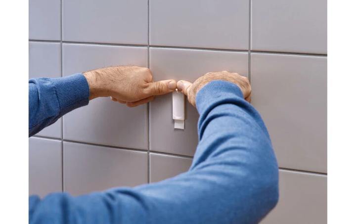 Image du produit tesa Clous adhésifs pour carrelage et métal, capacité de rétention de 3 kg, détachables sans laisser de